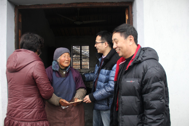 SPFMCs Deputy Director Jiang Zhiwei Headed a Team to Pay a Visit to the Needy Jinyuan Villagers
